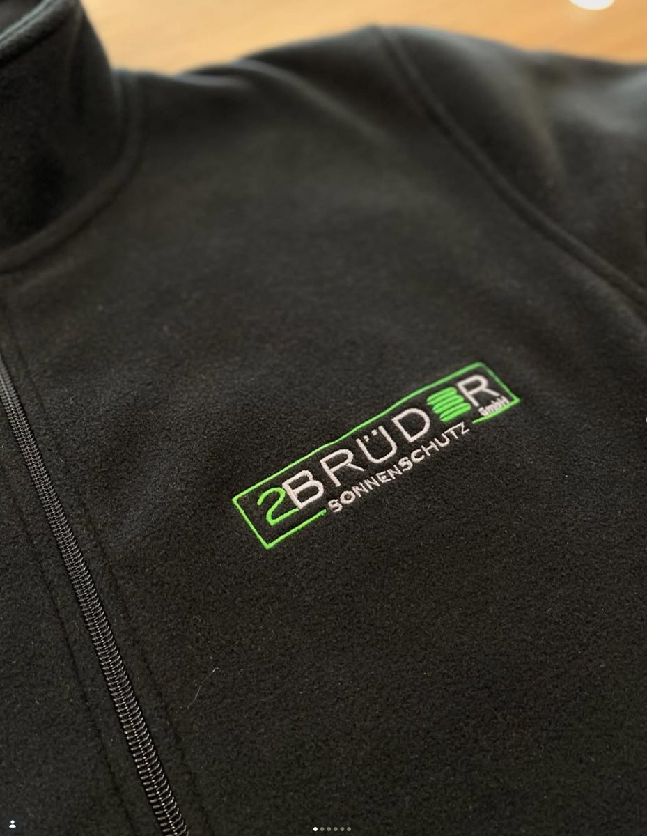 Fleecejacke mit Firmenlogo auf der Brust