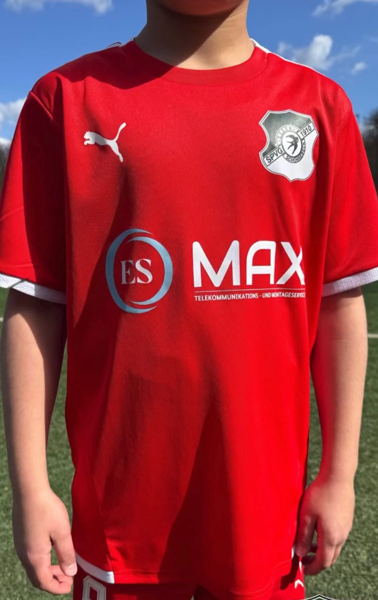 Vereinstrikot mit Wappen und Sponsor